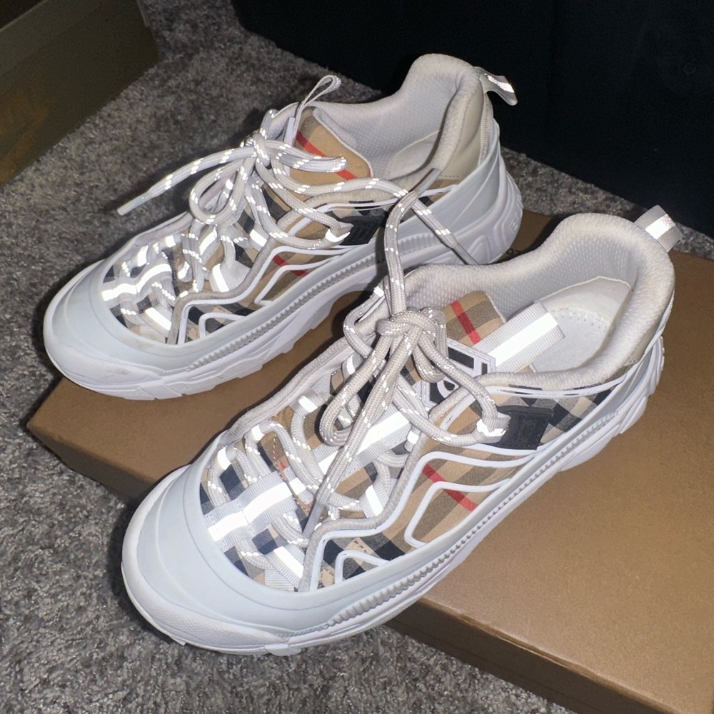 Burberry Kids Sneakers in White and Beige